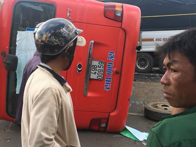 Hiện trường vụ ô tô khách và xe tải lao vào nhau khiến 1 người chết, 9 người bị thương